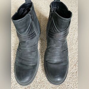 Size9.5. Leather Earth Boot